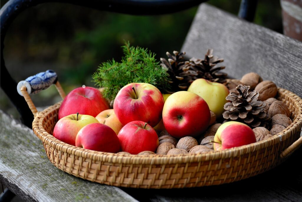 apples, walnuts, fruit basket-3802379.jpg